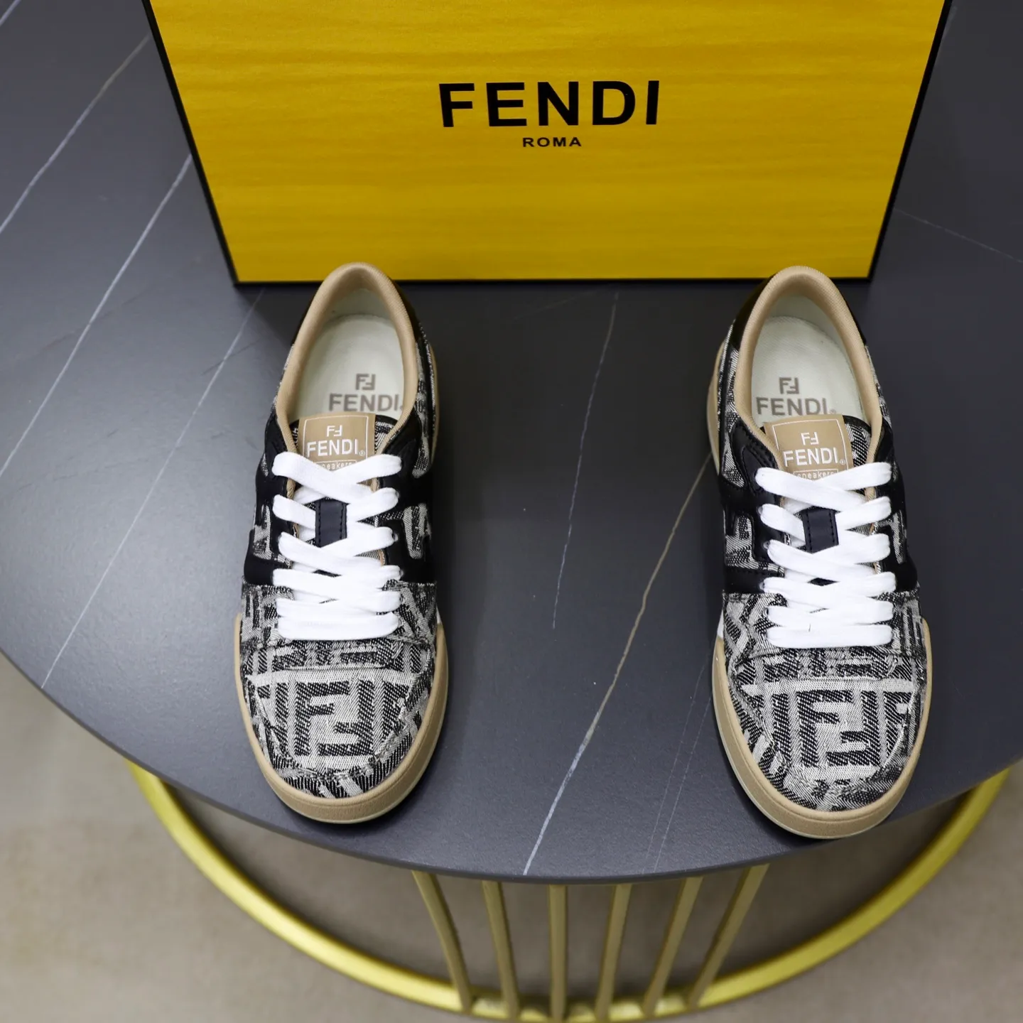 Ex-factory price: 640🔥Couple model (top original order) Brand: FENDI Size: 35-44 (customized for men 38 and 45) Grade: original order quality High version Material: Imported original cowhide stitching ➕ High-quality and comfortable lining Original TPU lightweight anti-slip outsole Style category: Travel fashion casual shoes Versatile trend